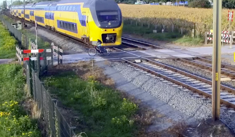 (VÍDEO) El colmo de la imprudencia: no le atropella un tren por centímetros