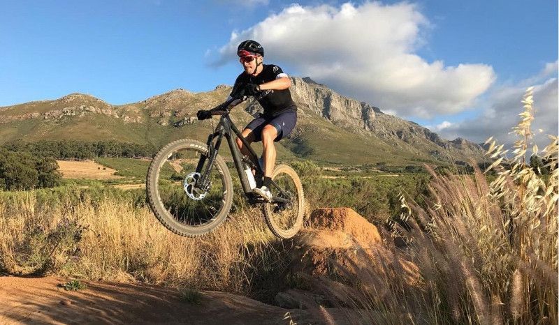 Jan Frodeno pone a prueba su espalda con la MTB