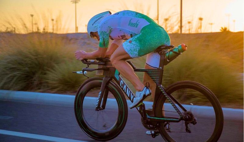 Lionel Sanders sube más que algunos ciclistas profesionales