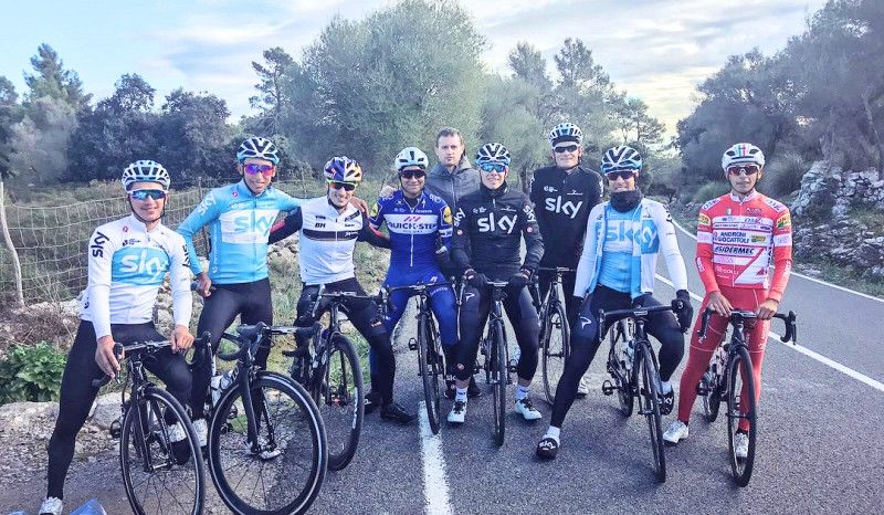 Mario Mola se entrena con la 'grupeta' del Sky