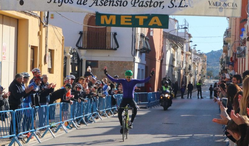 Exhibición y triunfo de Alistair Brownlee en la Volta a la Marina de Valencia