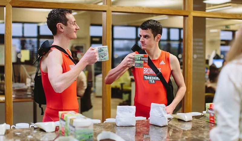 (VÍDEO) ¿Qué comen los Brownlee a lo largo de un duro día de entreno?