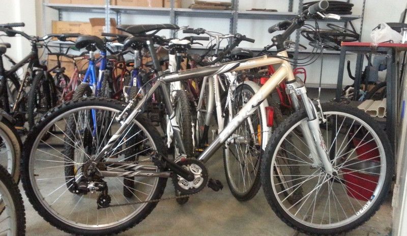 Dona esa bici vieja que hace años que no usas para los jóvenes de Guinea