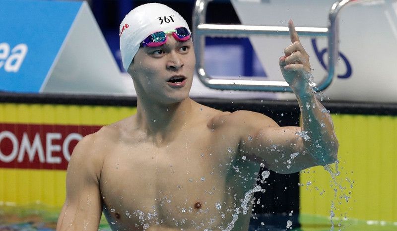 Sun Yang destruye con un martillo el frasco de sangre de una prueba antidopaje