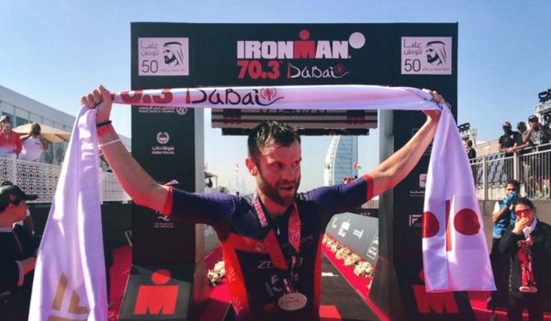Adam Bowden gana el Ironman 70.3 de Dubai y Blummenfelt se retira