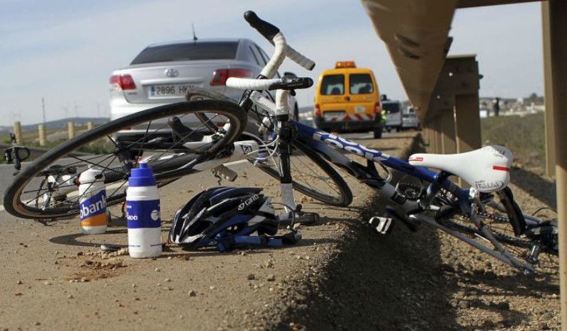 Fallece un ciclista al chocar contra un camión en Laredo