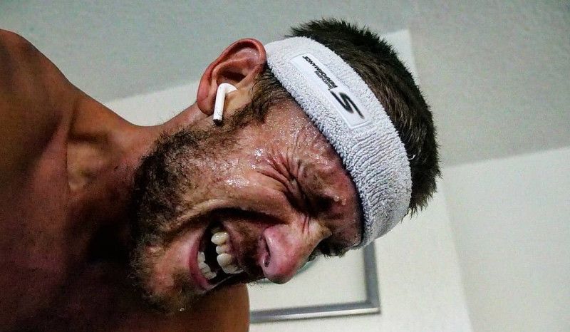 (VÍDEO) Así es el 'entrenamiento de 10' de Lionel Sanders en el rodillo