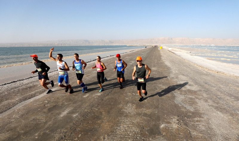 2.500 corredores se adentran en el Mar Muerto en el maratón más bajo del mundo