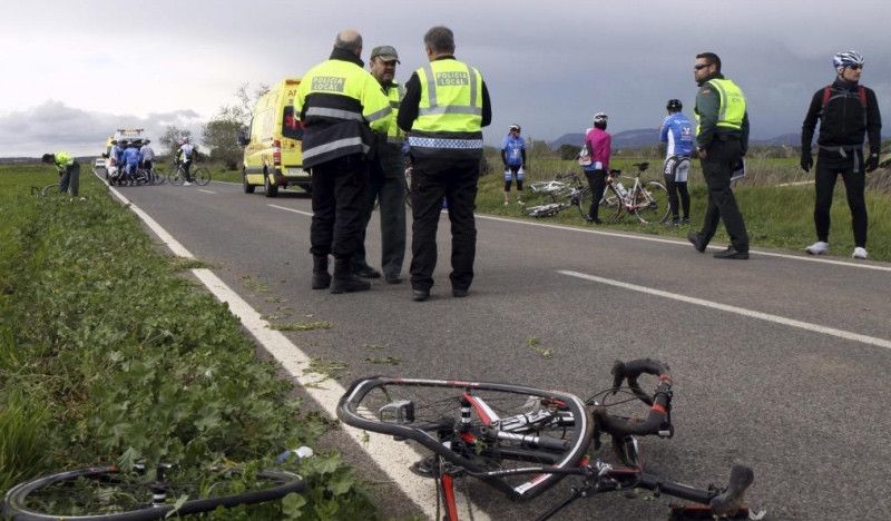  Heridos graves 3 ciclistas arrollados por un coche en El Garrobo (Sevilla)