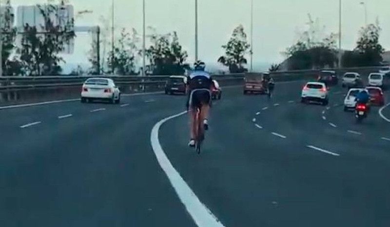 (VÍDEO) Cuatro ciclistas circulan por el medio de una autovía en Gran Canaria