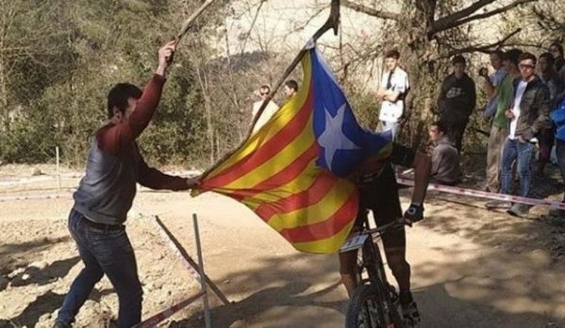 Un independentista derriba con su estelada al ciclista Carlos Coloma