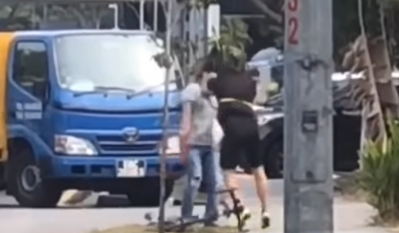 (VÍDEO) Un ciclista deja KO a un conductor tras una discusión en plena calle