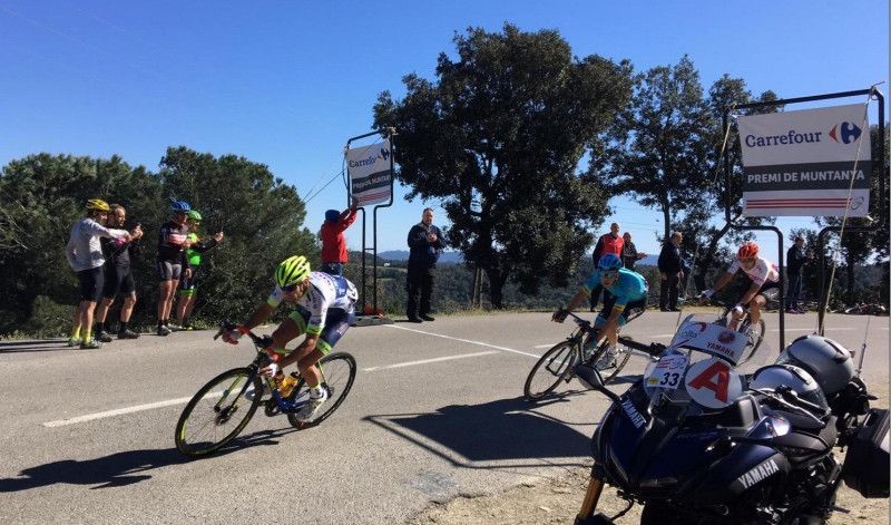 (VÍDEO) Un aficionado graba y se mofa de un ciclista que sufre una caída en la Volta