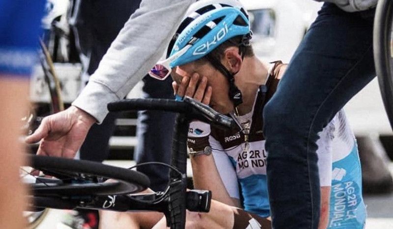 A Romain Bardet también le robaron el potenciómetro en la caída de la Volta 