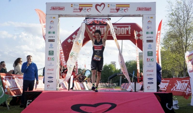 Pello Osoro y María Pujol se imponen en el Half Triatlón de Sevilla 