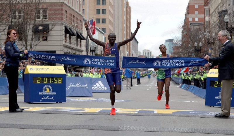 (VÍDEO) El dramático final al sprint del Maratón de Boston 