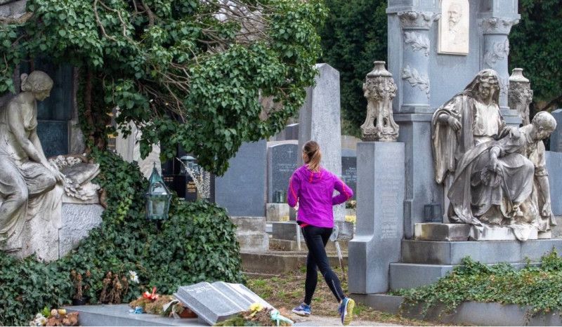 Viena debate si se permite correr por un cementerio o no