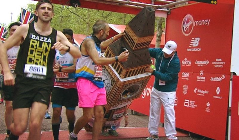 (VÍDEO) Acabas el maratón de Londres disfrazado de Big Ben, llegas a meta... y pasa esto