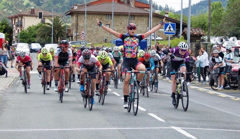 Fallece una mujer de 62 años arrollada por una ciclista en una prueba alavesa