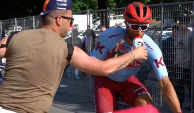 (VÍDEO) Máxima tension en el Giro: Haller se enfrenta a un aficionado por esto... 