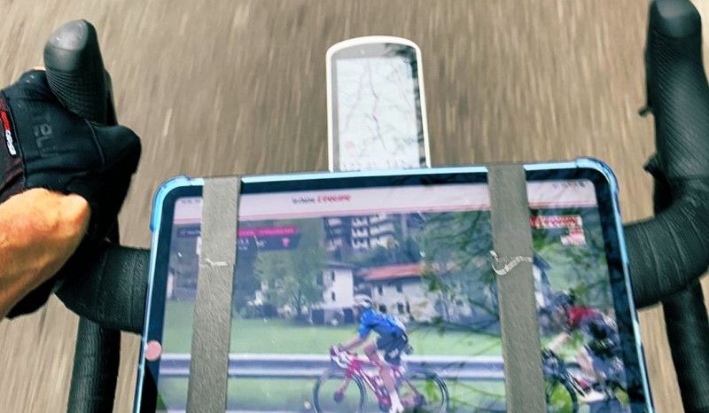 La temeridad de Chris Froome: ¡¡Viendo el Giro en la bici con una tablet!!