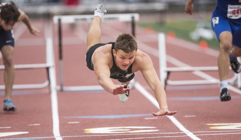 (VÍDEO) Otro atleta que hace 'un Superman' para ganar... y termina 'hecho un Cristo' 