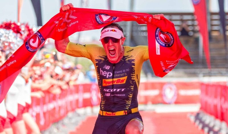 (VÍDEO) Los 'detallazos' de Kienle tras ganar el Mundial Challenge: para quitarse el sobrero