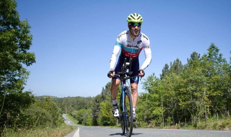 La 'kilometrada' (bici carrera) de Eneko Llanos a 15 días del Ironman de Vitoria