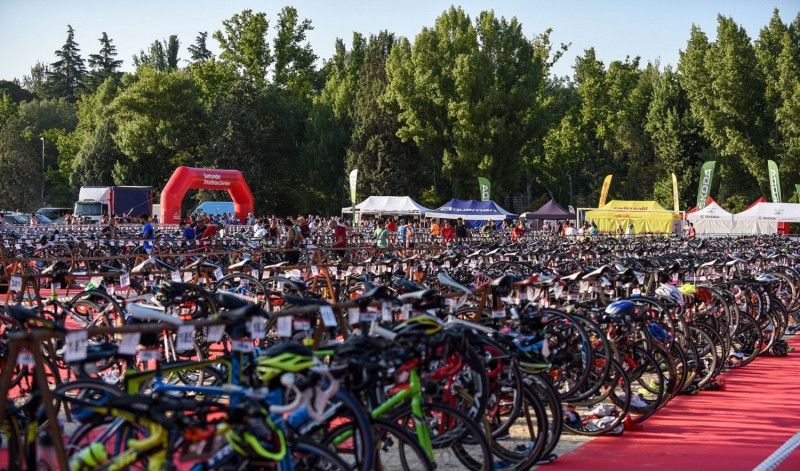 La Casa de Campo recibe a más de 3.600 deportistas en el Santander Triatlón de Madrid