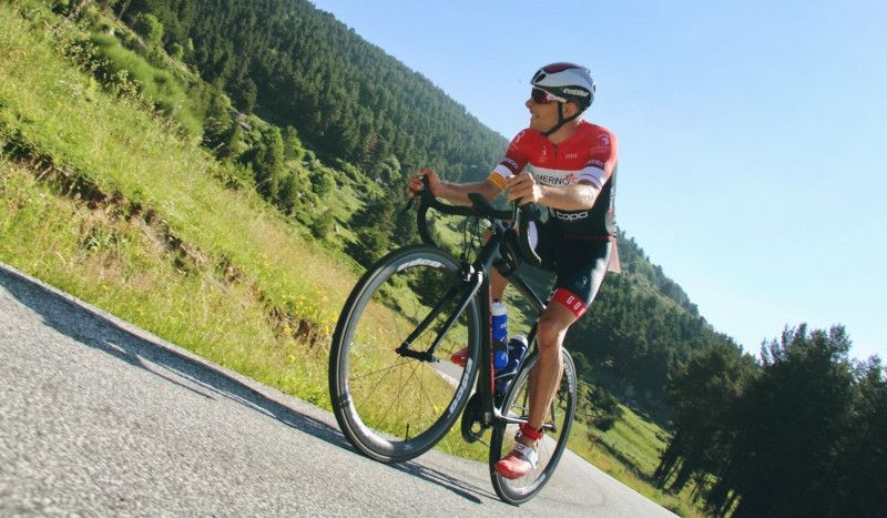 Erik Merino gana por tercera vez el Half Altriman Triathlon tras el accidente en Cannes 