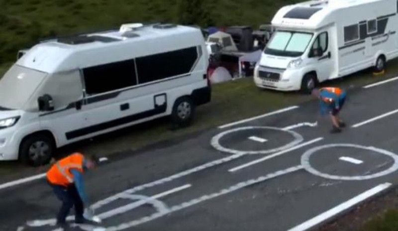 El 'otro' trabajo del Tour: disimular los penes dibujados en la carretera