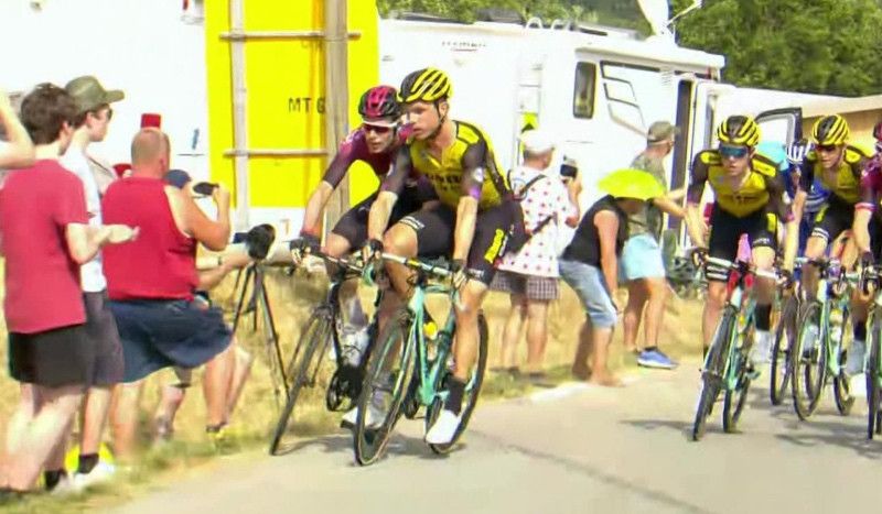 (VÍDEO) Tony Martin y Luke Rowe expulsados del Tour por este 'enganchón' 