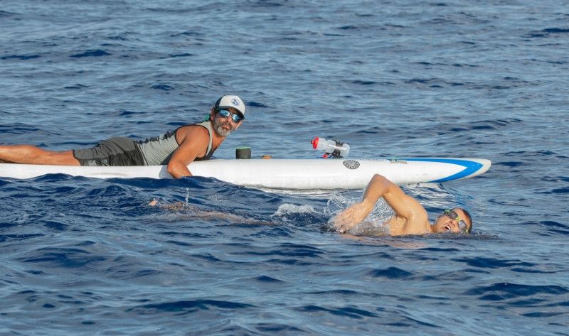 Bate el Récord Guinness de los 100 km más rápidos en el “Nado del Siglo”