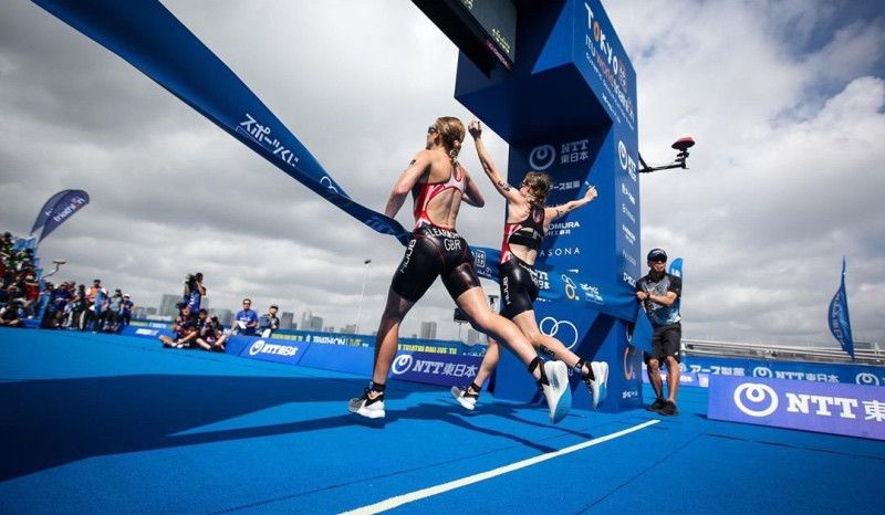 ¡Descalificadas por 'entrar de la mano'... y victoria para Flora Duffy en el Test Olímpico de Tokio! 