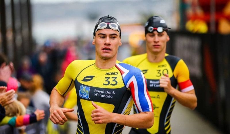 Gustav Iden compite en la Super League Triathlon de Jersey... ¡con una costilla rota!