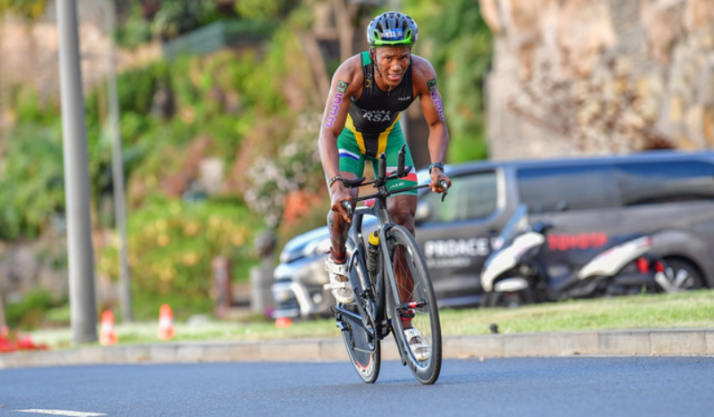 El triatleta al que intentaron cortarle las piernas con una motosierra compite en una Copa del Mundo