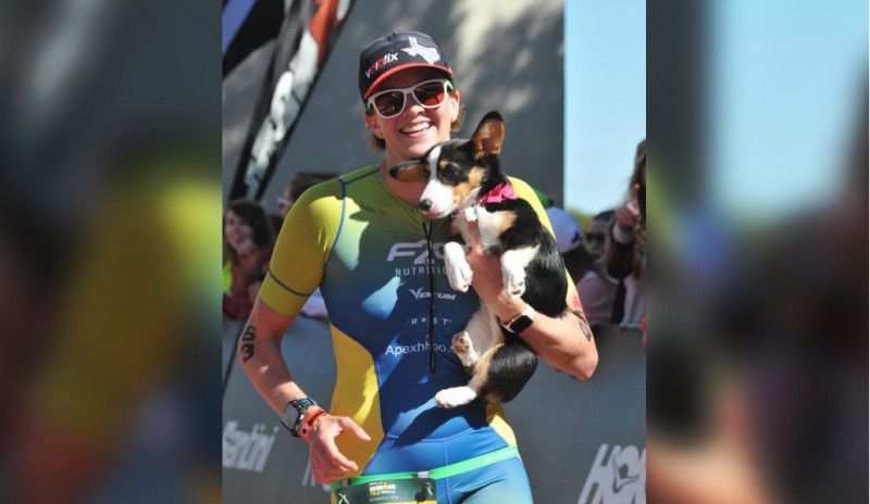 Una triatleta PRO, ¡¡descalificada por entrar en meta con su perro!!