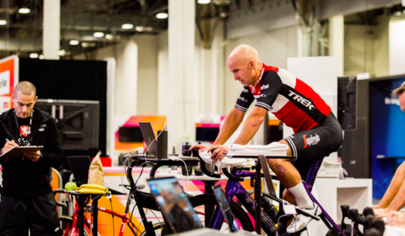 Un ciclista canadiense hace casi 1.000 km en Zwift en 24 horas