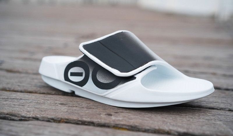 El modelo adaptable de las sandalias de recuperación OOFOS
