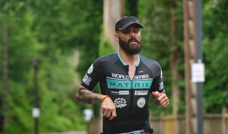 El triatleta José Carlos Sobrino correrá 100 km en una cinta a favor de 'CRIS contra el cáncer'