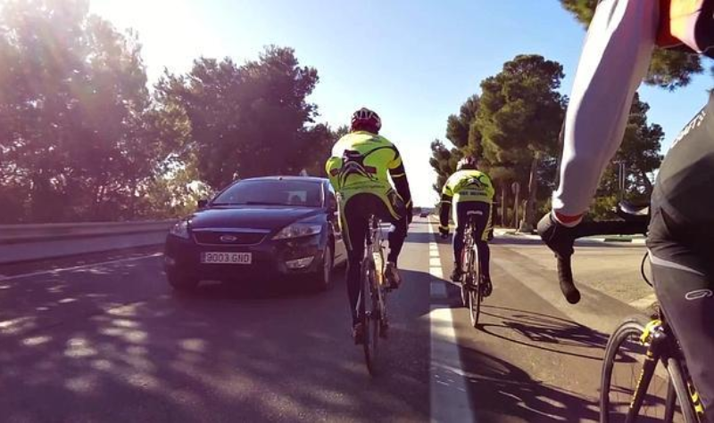 Policías camuflados de ciclistas para 'pillar' a los conductores peligrosos