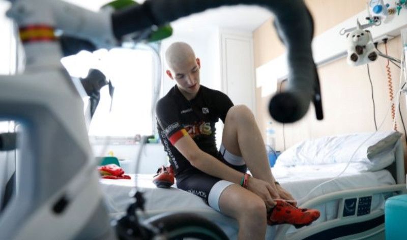 Juanfran prepara para la Titan Desert mientras lucha contra la leucemia... ¿Pedaleas por él?