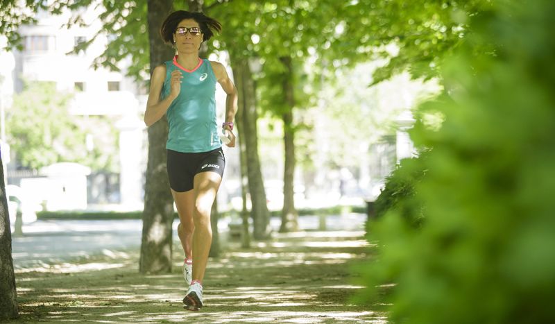 Carrera con zapatillas minimalistas