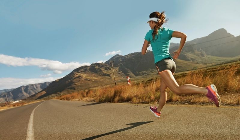 Gana velocidad de carrera entrenando cuesta abajo