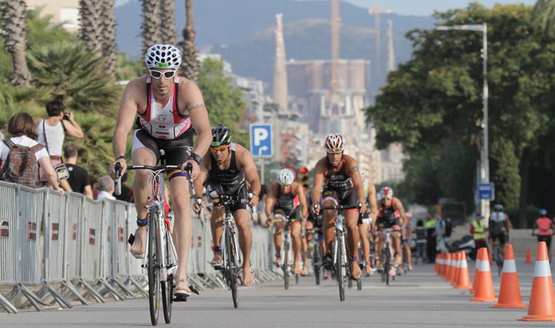 Más de 2.000 triatletas en la edición más solidaria del Triatló de La Vila