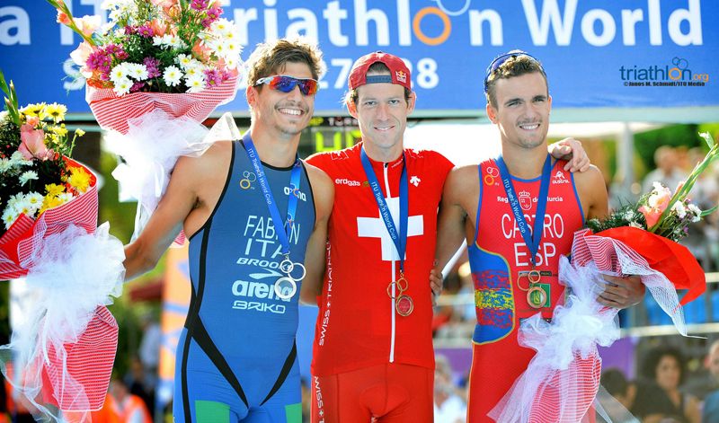 El suizo Reiderer, en el centro, flanqueado en el podio por el italiano Alessandro Fabian y David Castro