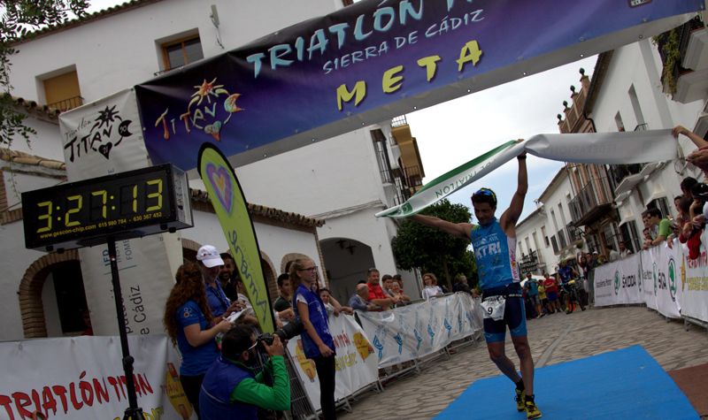 Iván Tejero y Cristina Loring vencen un Titán condicionado por las fuertes lluvias