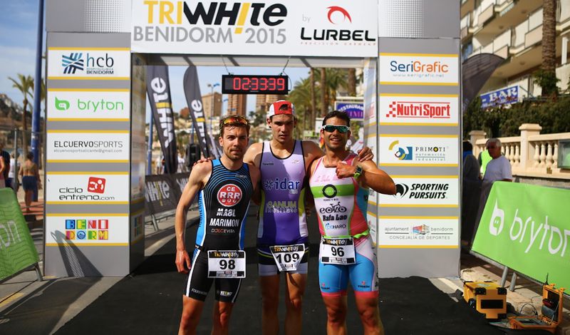 Victorias de Omar López y Sara Van der Vel en la TriWhite Cup by Lurbel de Benidorm