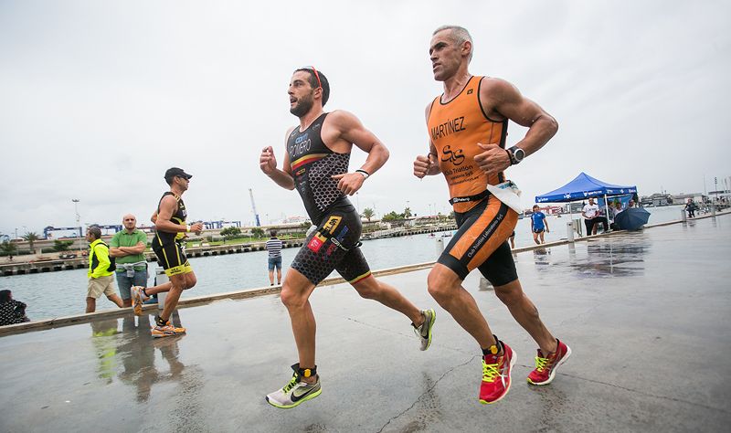Valencia Triatlón corona a Alberto Romero y Miriam Muñoz