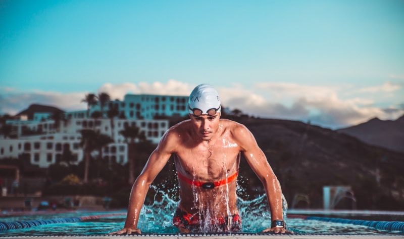 ¿Cuáles son los 2 ejercicios básicos de fuerza de brazos en la natación?